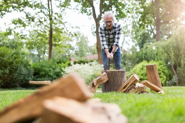Senior Mann Beim Baumstammschneiden Arbeiten Garten Schwerpunkt Axt — Stockfoto