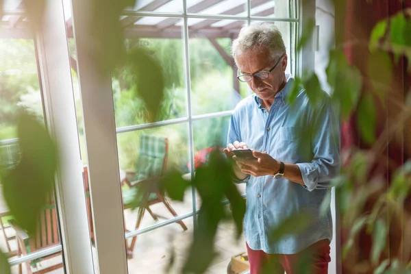 Starší Muž Používající Mobilní Telefon Doma — Stock fotografie