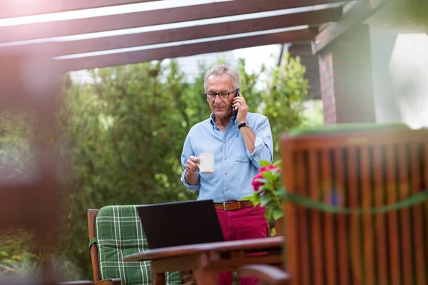 Senior Man Using Mobile Phone Backyard — Stock Photo, Image