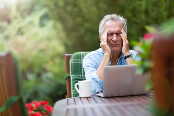 Uomo Anziano Cercando Stressato Mentre Lavora Sul Computer Portatile — Foto Stock