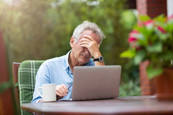 Senior Man Ser Stressad Medan Arbetar Laptop — Stockfoto