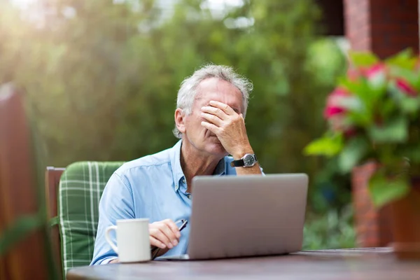 Starší Muž Při Práci Laptopu Dívá Stresu — Stock fotografie