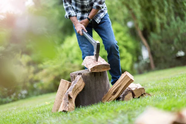 Senior Man Skär Loggar Som Arbetar Trädgården Fokus Axe — Stockfoto