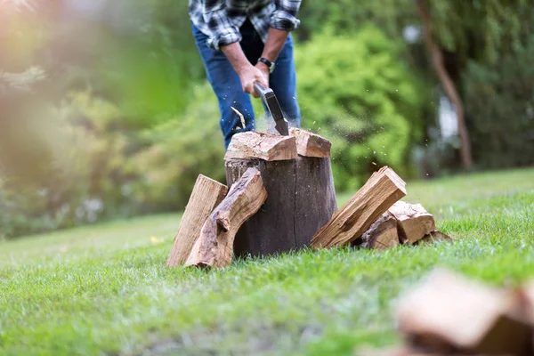 Hombre Mayor Cortando Troncos Trabajando Jardín Enfoque Hacha — Foto de Stock