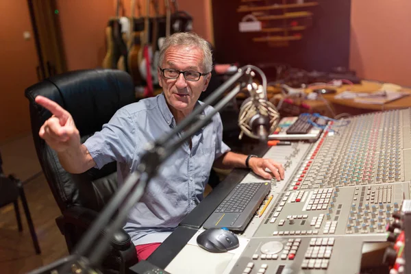 Male Middle Aged Recording Engineer Recording Studio Sitting Multi Channel — Stock Photo, Image