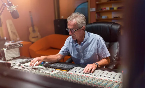 Ingeniero Grabación Masculino Mediana Edad Estudio Grabación Sentado Una Consola —  Fotos de Stock