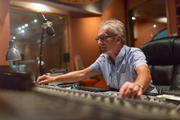 Male Middle Aged Recording Engineer Recording Studio Sitting Multi Channel — Stock Photo, Image