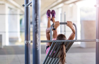 Genç kadın kentsel alanda germe egzersiz yapıyor