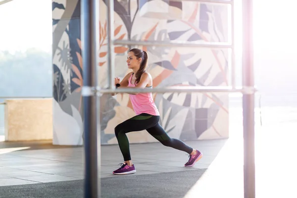 Mujer Joven Haciendo Ejercicio Estiramiento Área Urbana — Foto de Stock