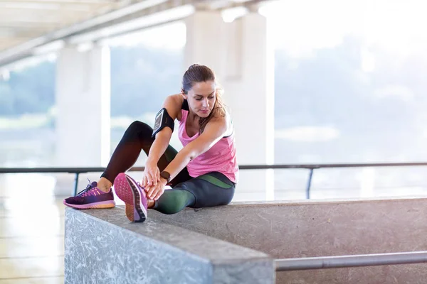 Jeune Femme Faisant Exercice Étirement Zone Urbaine — Photo