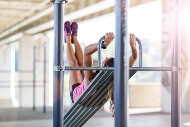 Genç kadın kentsel alanda germe egzersiz yapıyor