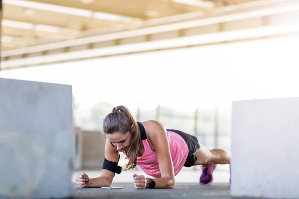 Mujer Joven Haciendo Ejercicio Estiramiento Área Urbana — Foto de Stock