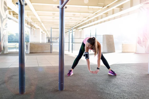 Mujer Joven Haciendo Ejercicio Estiramiento Área Urbana — Foto de Stock