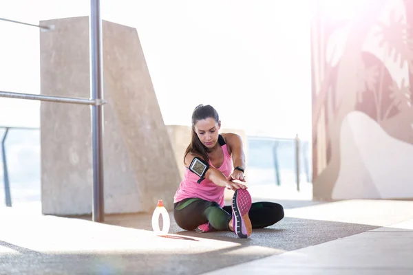 Mujer Joven Haciendo Ejercicio Estiramiento Área Urbana — Foto de Stock