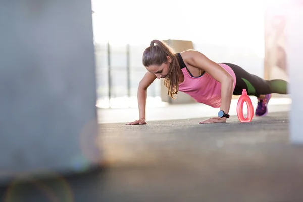 Junge Frau Macht Stretching Übung Stadtgebiet — Stockfoto