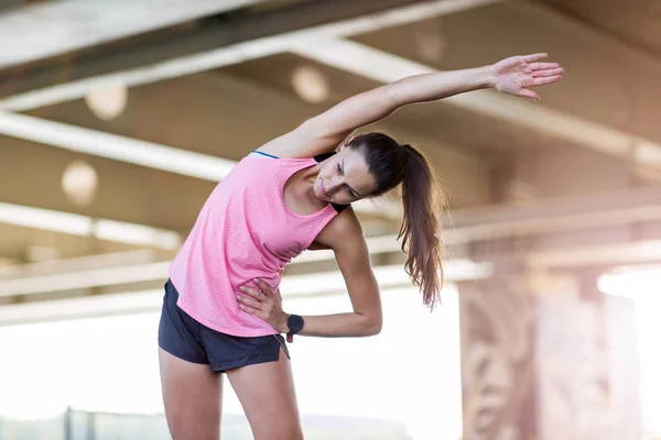 Giovane Donna Che Esercizio Stretching Zona Urbana — Foto Stock