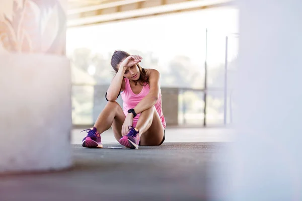 Sportovní Mladá Žena Odpočívá Cvičení — Stock fotografie