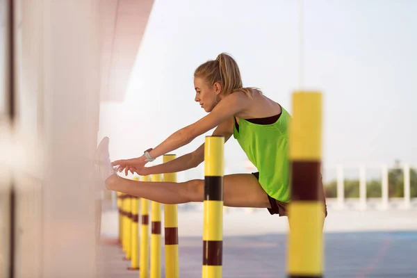 Mujer Joven Haciendo Ejercicio Físico Área Urbana — Foto de Stock