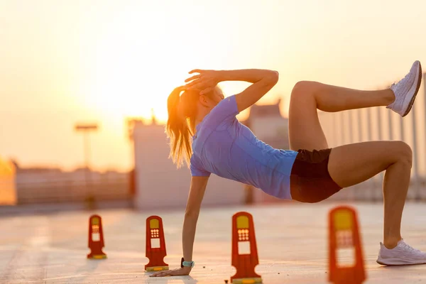 Giovane Donna Che Esercizio Fitness Zona Urbana — Foto Stock