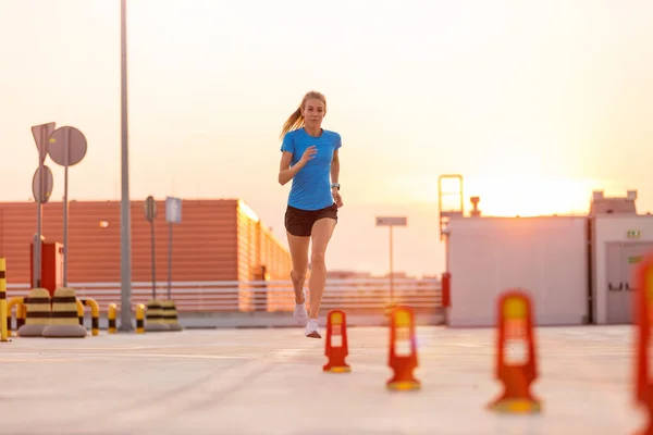 Jeune Femme Courant Sur Niveau Parking Dans Ville Coucher Soleil — Photo