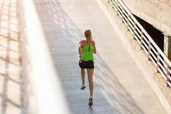Mujer Joven Corriendo Nivel Estacionamiento Ciudad Atardecer — Foto de Stock