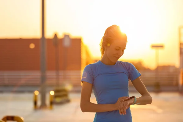 Jeune Femme Vérifiant Smartwatch Après Exercice Image En Vente