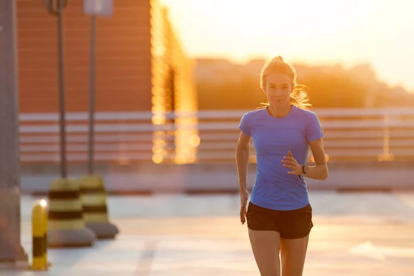 Mujer Joven Corriendo Nivel Estacionamiento Ciudad Atardecer —  Fotos de Stock