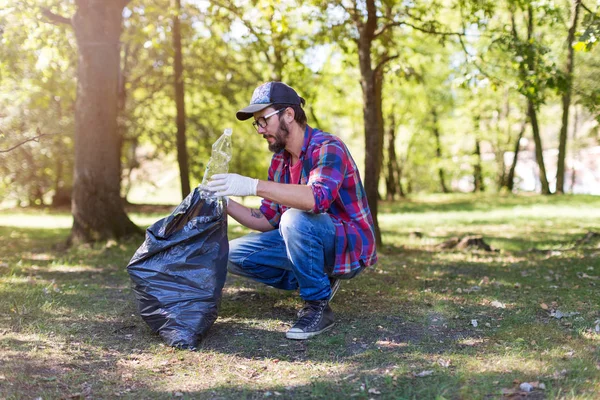 Joven Recogiendo Basura Parque Local — Foto de Stock