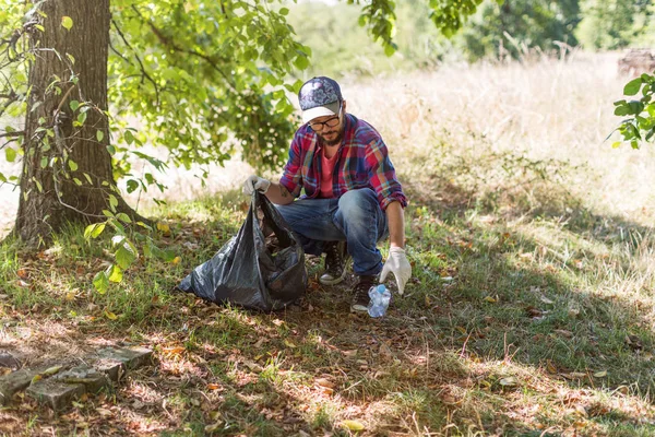 Joven Recogiendo Basura Parque Local — Foto de Stock