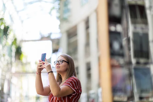 Jovem Mulher Tirando Foto Com Seu Telefone Inteligente — Fotografia de Stock