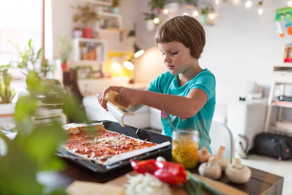 Mała Dziewczynka Przygotowuje Pizzę Domu — Zdjęcie stockowe