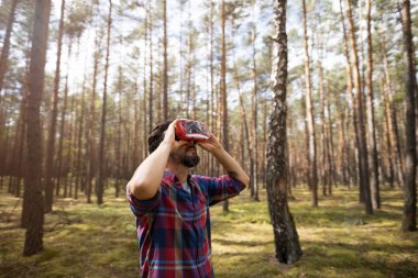 Ormanda Dururken Sanal Gerçeklik Simülatörü Giyen Adam