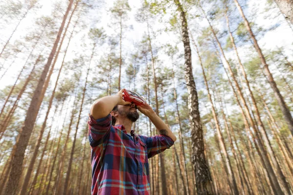 Hombre Usando Simulador Realidad Virtual Mientras Está Pie Bosque — Foto de Stock