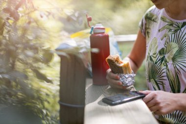 Kadın yürüyüşçü fren alıyor, sandviç yiyor