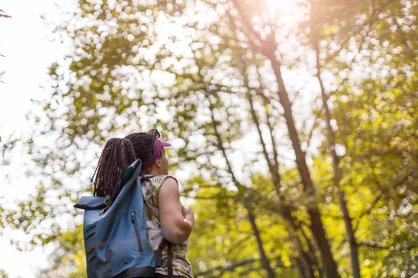 Giovane Donna Escursioni Nella Foresta — Foto Stock