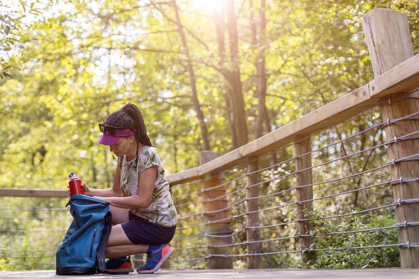 Jonge Vrouw Wandelen Het Bos — Stockfoto