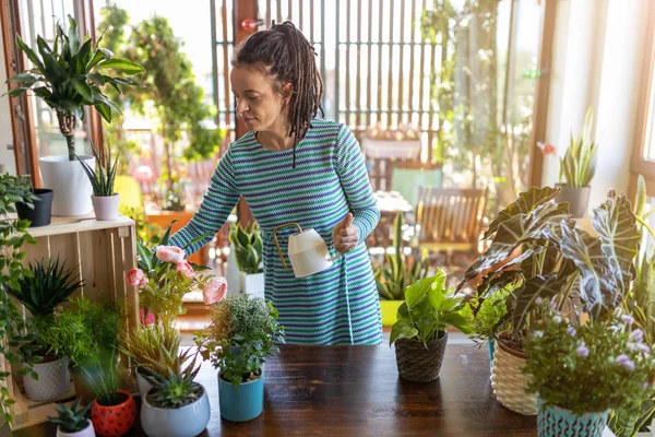 Mujer Joven Cuidando Sus Plantas Maceta Casa —  Fotos de Stock
