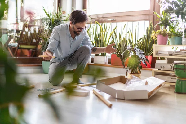 Uomo Che Lavora Progetto Fai Durante Lettura Manuale Casa — Foto Stock