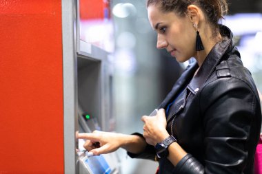 Atm'den para çeken genç kadın