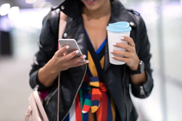 Jeune Femme Avec Smartphone Nuit Dans Une Zone Urbaine — Photo