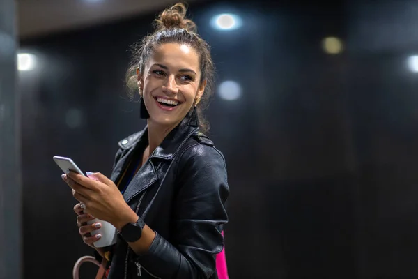 Jonge Vrouw Met Smartphone Nachts Een Stedelijk Stadsgebied — Stockfoto