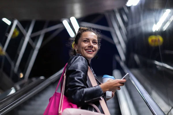 Jonge Vrouw Met Smartphone Nachts Een Stedelijk Stadsgebied — Stockfoto