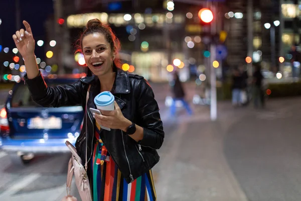 Женщина Вызывает Такси Городской Улице Ночью — стоковое фото
