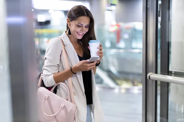 Ung Kvinna Med Smartphone Natten Ett Urbant Stadsområde — Stockfoto