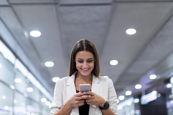 Jonge Vrouw Met Smartphone Nachts Een Stedelijk Stadsgebied — Stockfoto