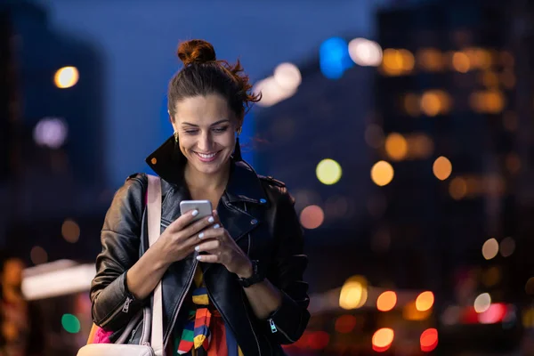 Bir Şehir Şehir Bölgesinde Gece Akıllı Telefon Ile Genç Kadın Telifsiz Stok Imajlar
