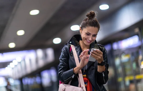 Jonge Vrouw Met Smartphone Nachts Een Stedelijk Stadsgebied — Stockfoto