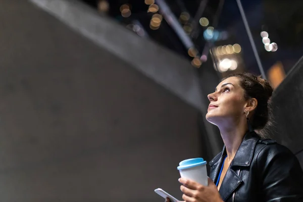 Ung Kvinna Med Smartphone Natten Ett Urbant Stadsområde — Stockfoto