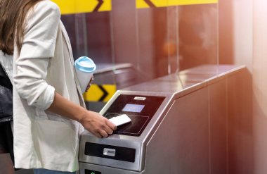 Cep telefonu kullanarak metro istasyonunda check-out kadın