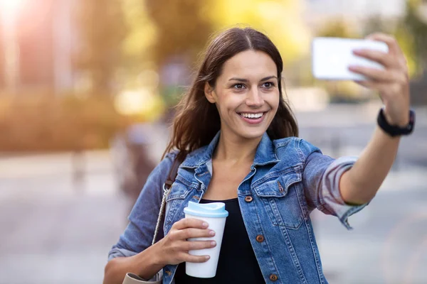 Giovane Donna Con Smartphone Caffè Città — Foto Stock